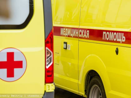 Мужчина выпал из троллейбуса в Томске и попал под его колеса