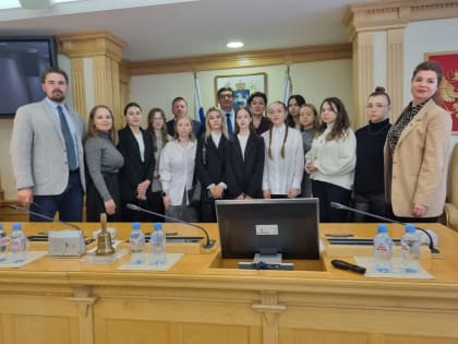 Депутаты провели для студентов экскурсию по Областному парламенту