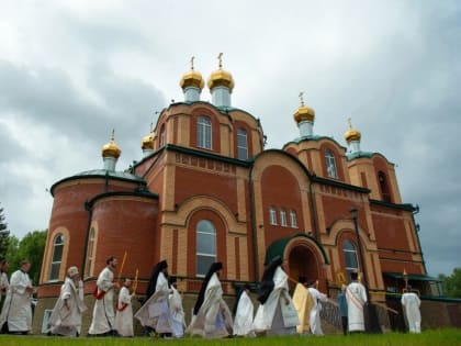 В праздник Вознесения Господня митрополит Ростислав возглавил богослужения в кафедральном соборе г. Колпашево и совершил иерейскую и диаконскую хиротонии