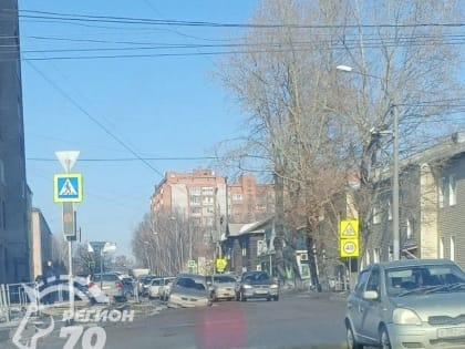 Асфальт провалился под машиной на перекрестке в Томске