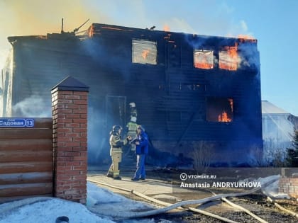 Двухэтажный дом горит в Зональной Станции