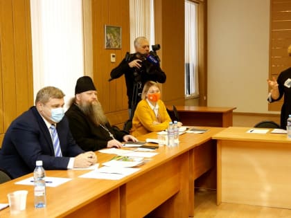 Представитель Томской епархии принял участие в круглом столе «Безопасный интернет – миф или реальность?»