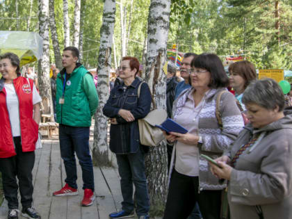 Депутаты познакомились с творчеством народных умельцев