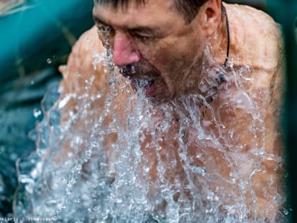 Как правильно нырять в прорубь в Крещение: рекомендации врачей и спасателей