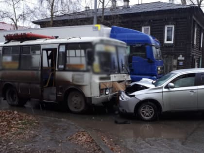 Mitsubishi Outlander врезался в маршрутку в центре Томска, водитель иномарки погиб