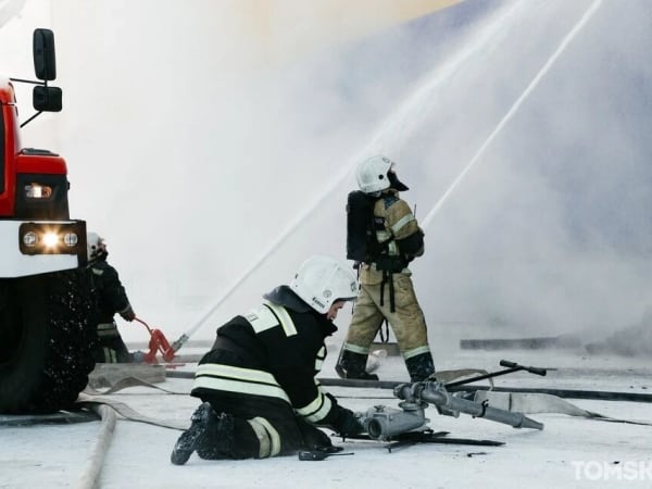 В субботу в Томске пожарные спасли трех человек из возгорания на частном участке