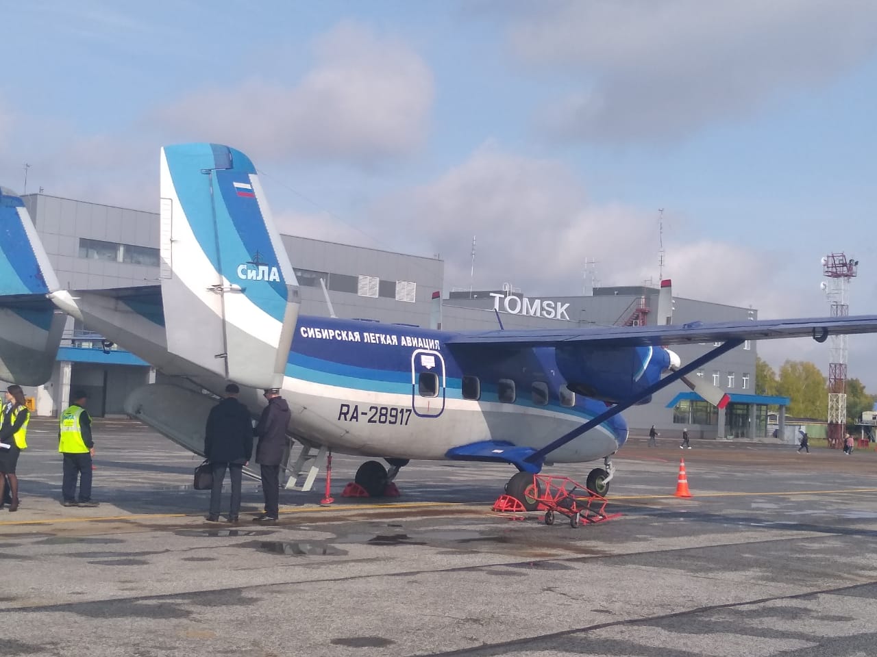 Лечу томск. Аэропорт Кедровый Томская область. Аэропорт Томск Каргасок. Каргасок Томская область аэродром. Томск Кедровый самолет.