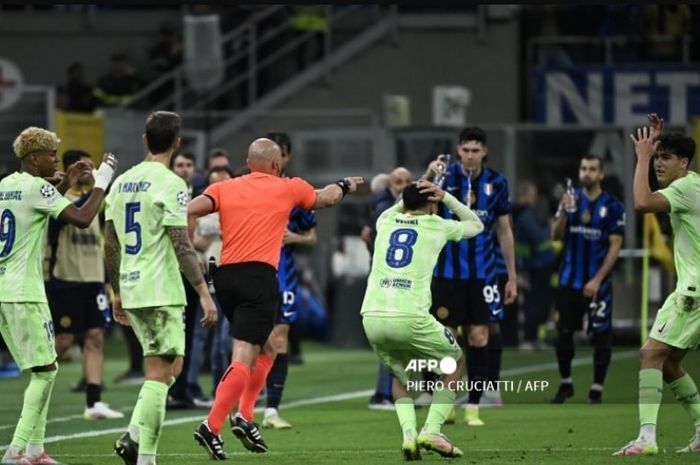 Info Main Bola Sehari Usai Dipukul Inter Milan, Presiden Barcelona Masih Serang Wasit: Kami Gagal ke Final Liga Champions karena Dia Info Main Bola Sehari Usai Dipukul Inter Milan, Presiden Barcelona Masih Serang Wasit: Kami Gagal ke Final Liga Champions karena Dia