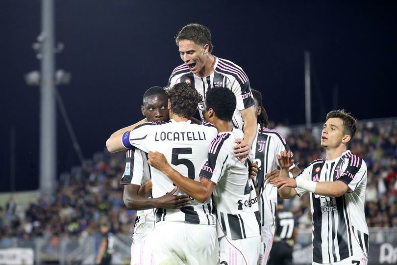 Skuad Juventus merayakan gol Randal Kolo Muani ke gawang Venezia, Senin (26/05/2025) dini hari WIB. info main bola Mengapa Di Gregoria Tak Puas Walau Juventus Berhasil Rebut Tiket Liga Champions?