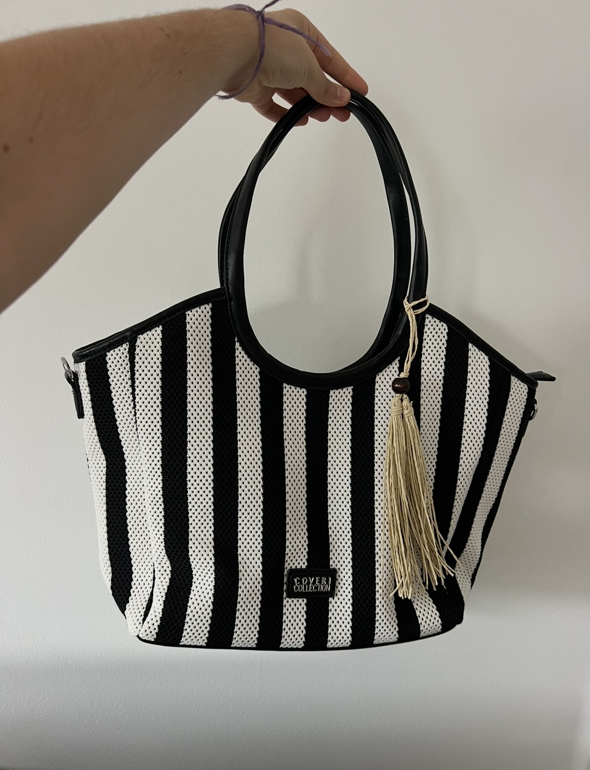 Bolsa Feminina Listrada Preta e Branca Coveri Collection com Alças de Ombro