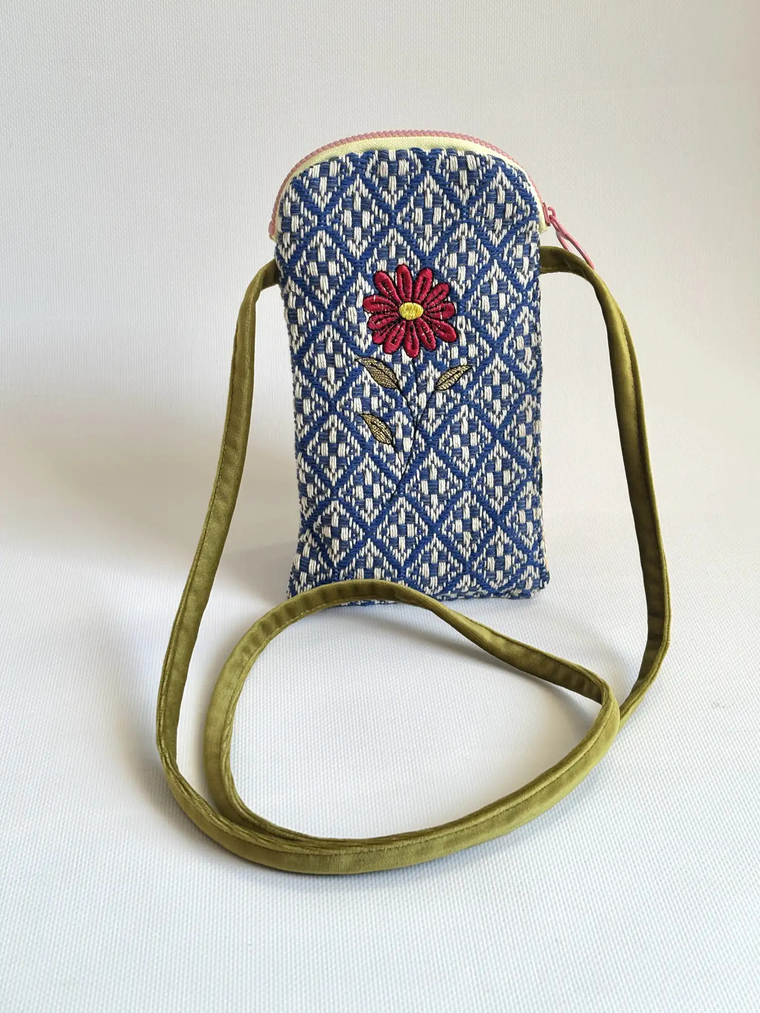 Embroidered Mobile Phone Bag of Jardín de Tramas - Image 0