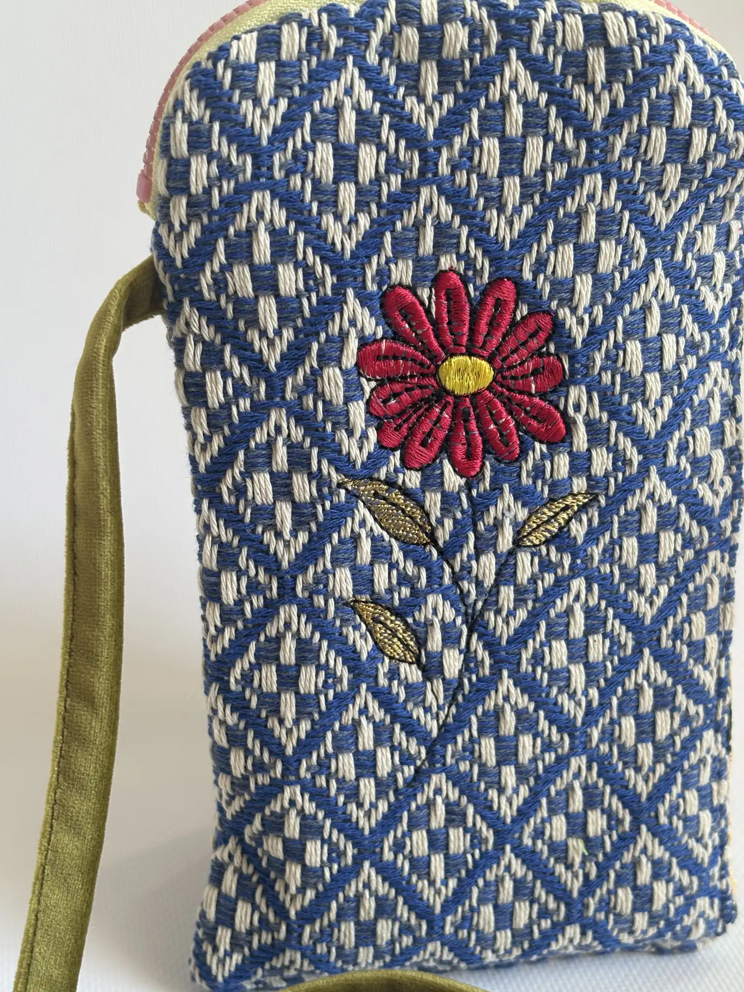 Embroidered Mobile Phone Bag of Jardín de Tramas - Image 1