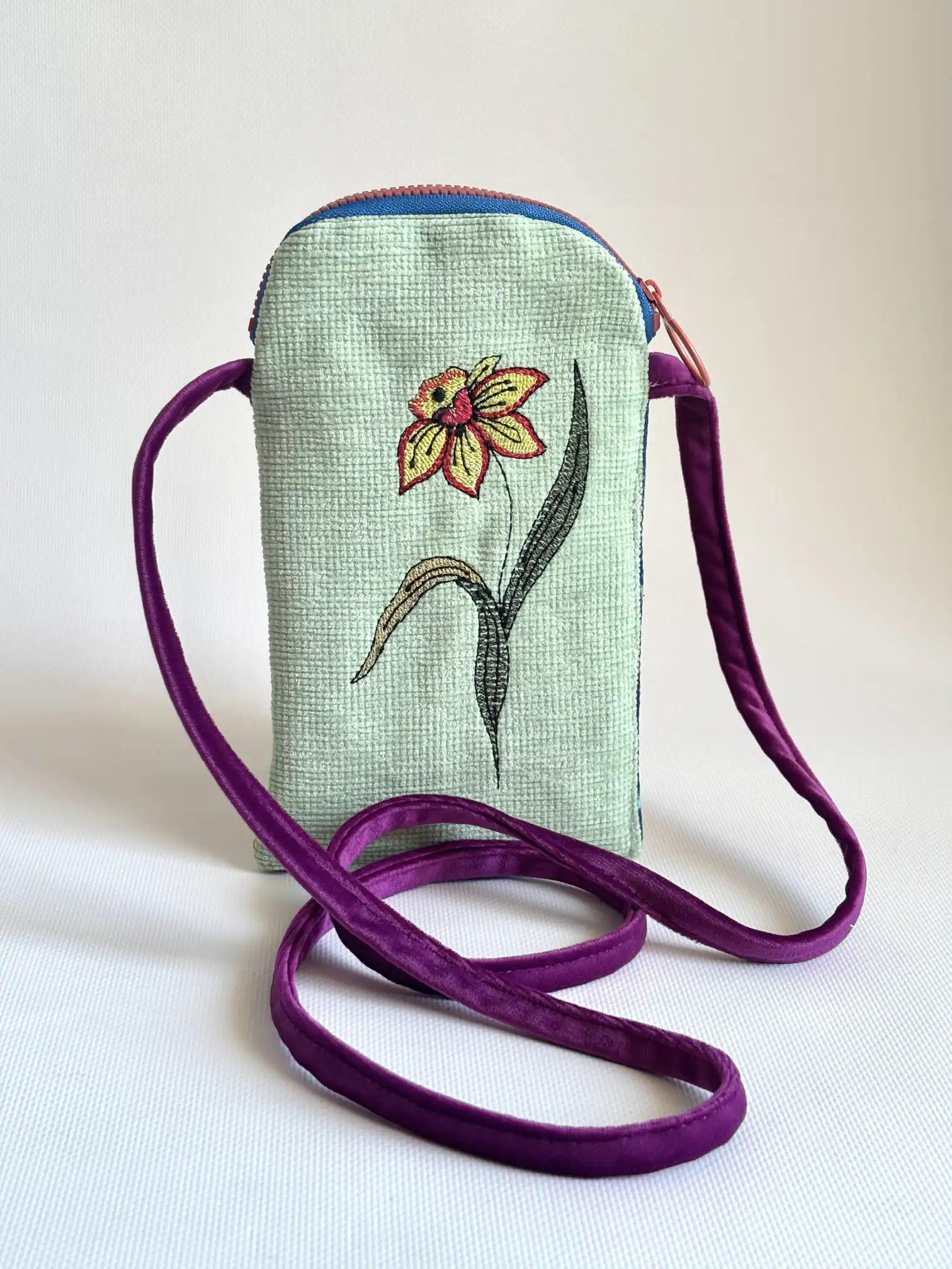 Embroidered Mobile Phone Bag of Jardín de Tramas - Image 1