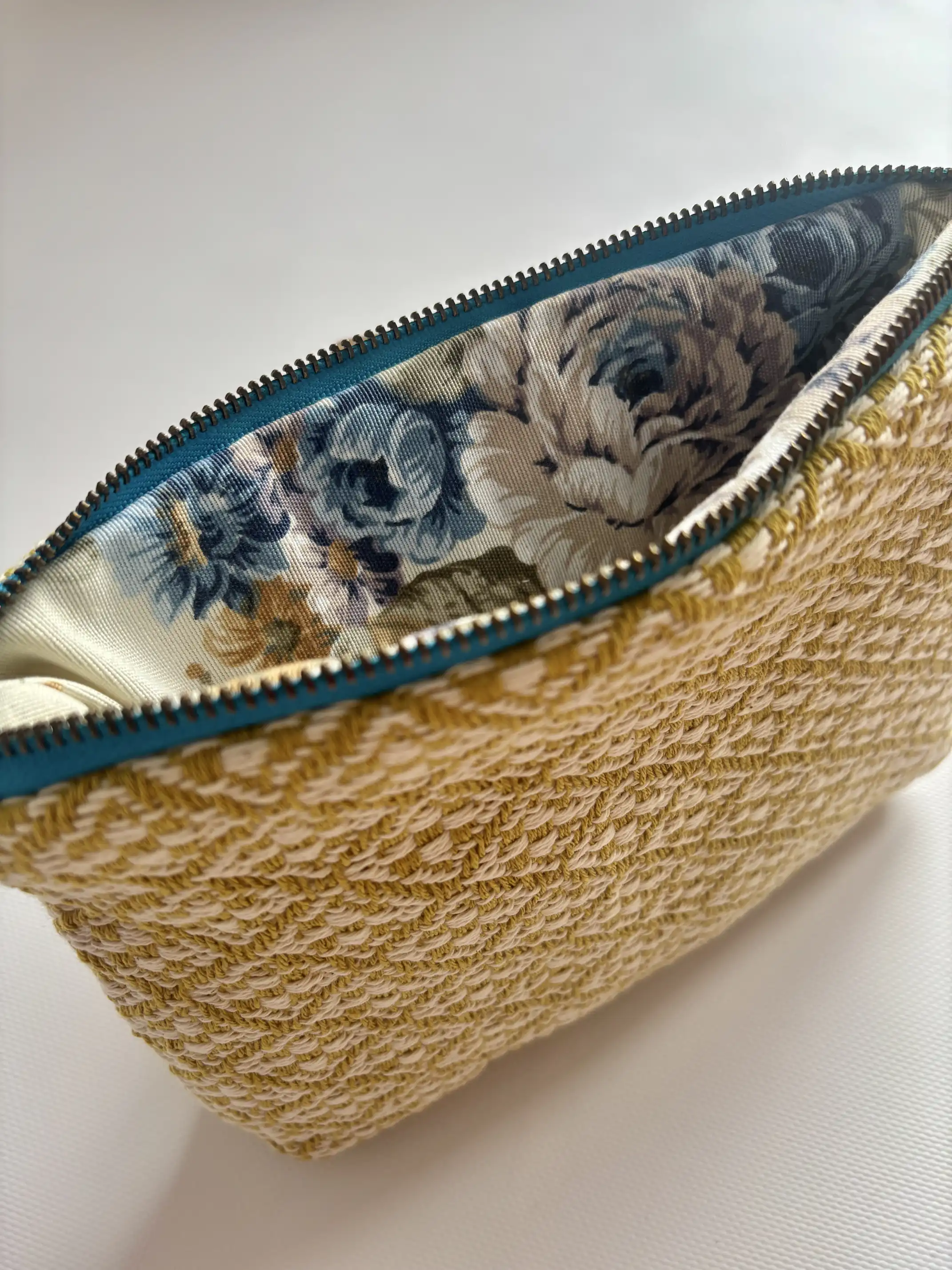 Embroidered Medium Bag of Jardín de Tramas - Image 2