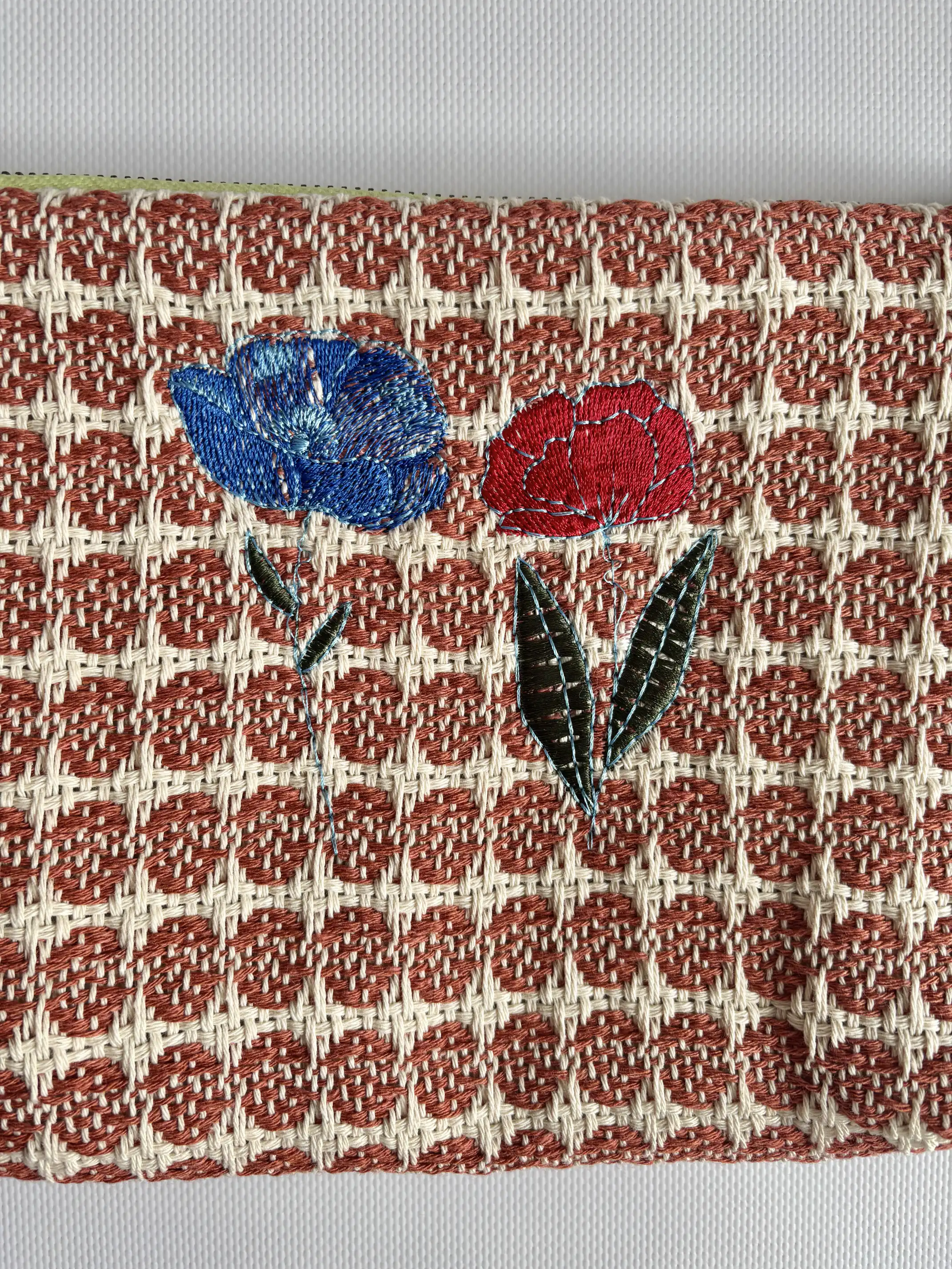 Embroidered Medium Bag of Jardín de Tramas - Image 1