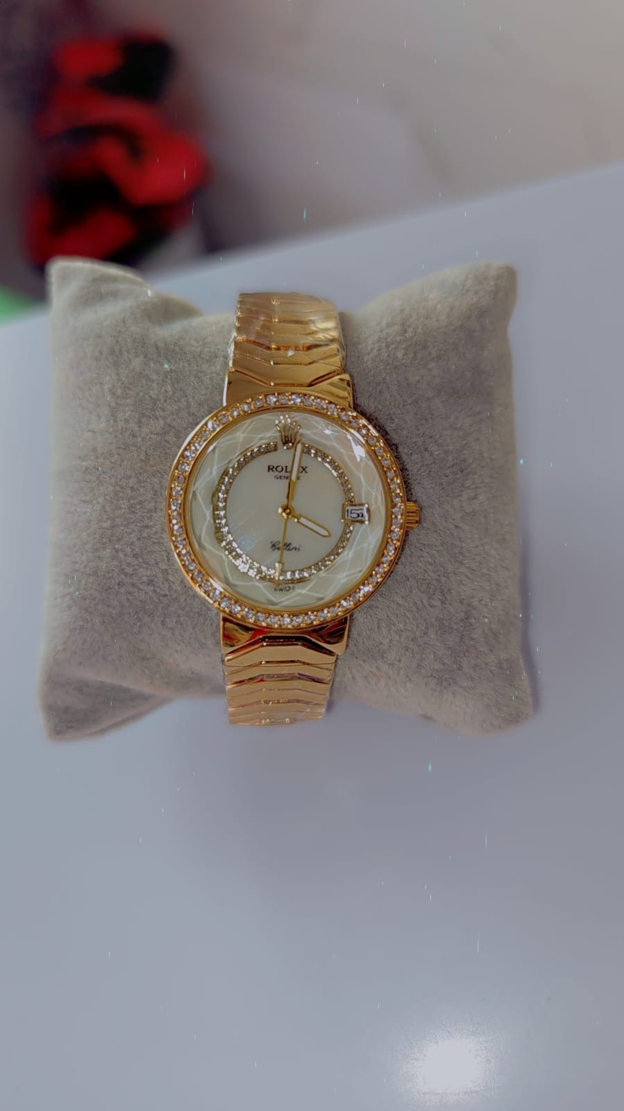 Luxury Women’s Gold Crystal Bracelet Watch – Champagne Dial Rhinestone Ladies Wristwatch