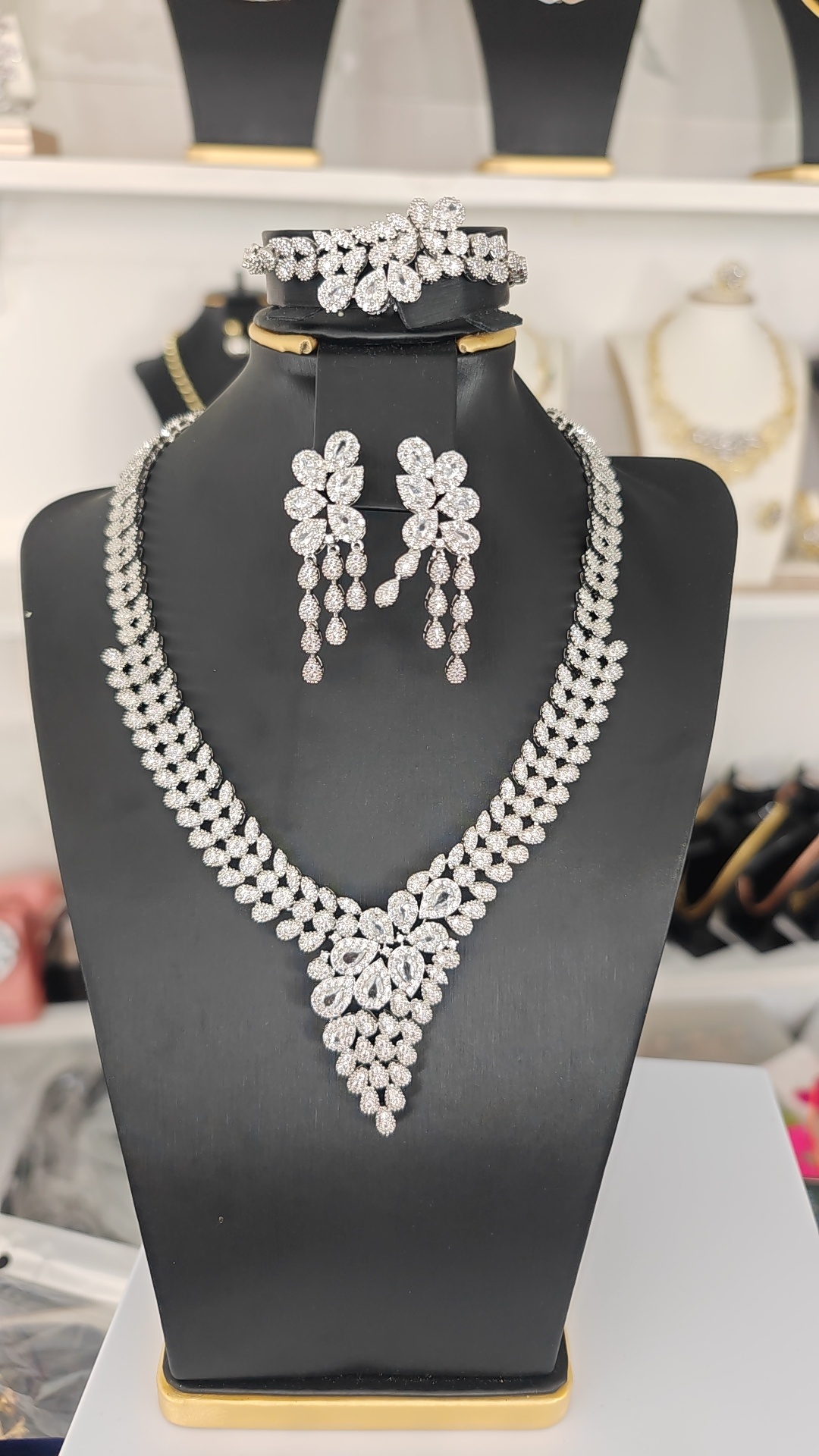Silver Crystal Floral Necklace & Earrings Set – Sparkling Rhinestone Statement Jewelry for Women