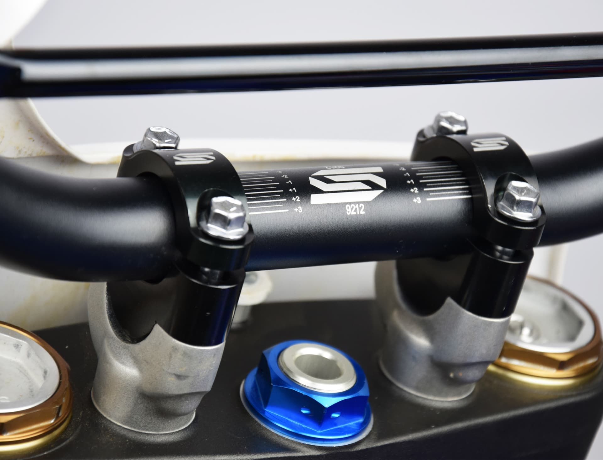 Scar styrforhøjer +20mm - Scar