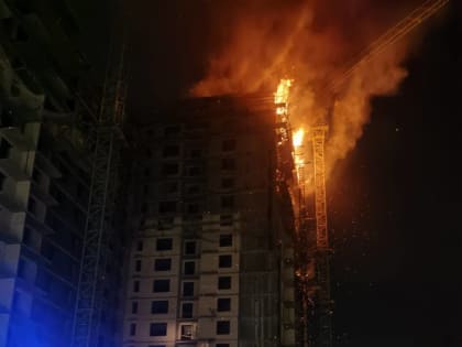 В Иркутске рано утром загорелась строящаяся многоэтажка на Байкальской