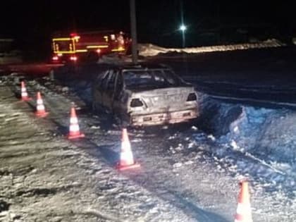 Ночью под Омском в сгоревшем автомобиле погиб мужчина