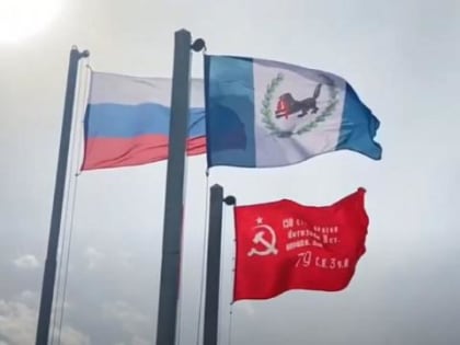 Копию Знамени Победы установили на здании правительства Иркутской области