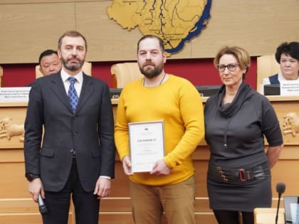 Депутаты ЗС вручили сертификат на покупку швейного оборудования иркутским волонтерам