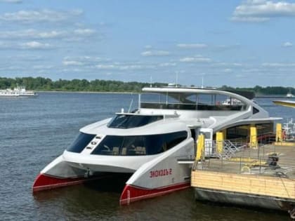 Первый в России электрокатамаран начал возить пассажиров по Енисею
