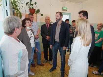 Александр Ведерников посетил медучреждения в Усольском районе