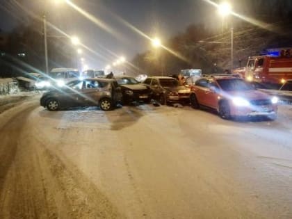 Шесть автомобилей и маршрутка столкнулись на улице Байкальской в Иркутске