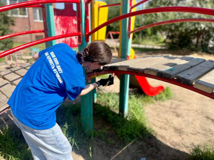 Иркутские молодогвардейцы продолжают облагораживать детские спортплощадки