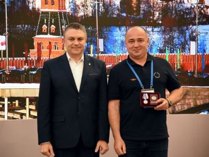 Замгубернатора Иркутской области Сергея Довгалюка наградили за заслуги в зоне СВО