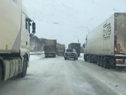 Автомобильные заторы возникли на трассе Красноярск-Ачинск из-за застрявших на подъемах фур