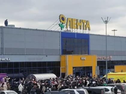 В субботу в Новосибирске у гипермаркетов "Лента" собрались сотни людей