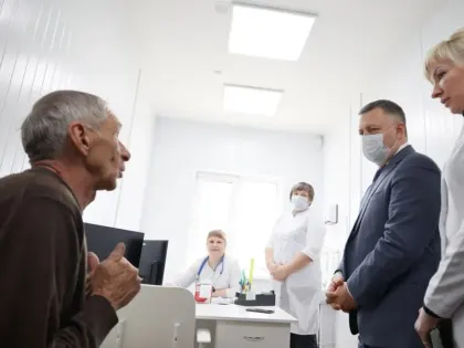 Игорь Кобзев проверил работу новой амбулатории в Смоленщине Иркутского района