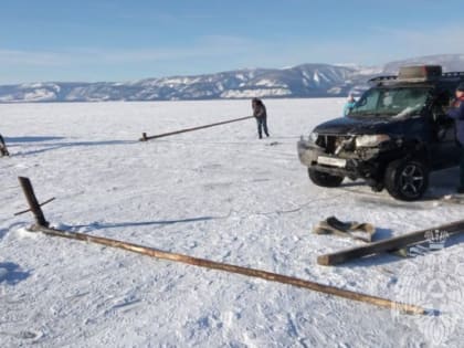 На Малом море автомобиль застрял в трещине льда