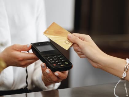 РБК: российские банки предупредили о рисках при удаленной выдаче карт иностранцам