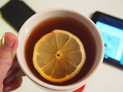 Эпидемиолог Антипова предупредила об опасности чая с лимоном для желудка