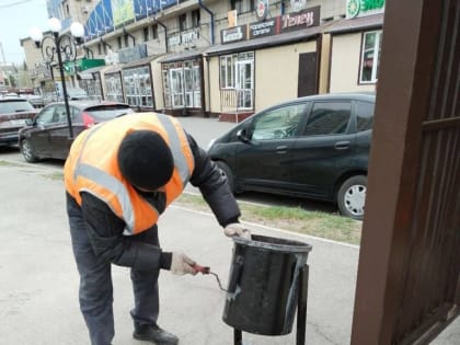 В Иркутске продолжают красить ограждения и остановки