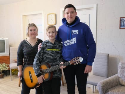 Глава «Молодой Гвардии» Приангарья вручил гитару 12-летнему иркутянину в рамках акции «Елка желаний»