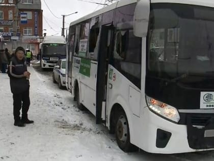 В Омске ударившая из-под земли струя воды повредила автобус и легковушку