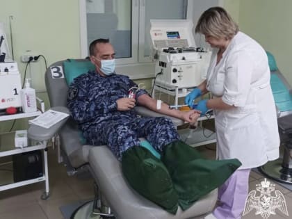 Сотрудники Росгвардии сдали в Саянске около 7 литров донорской крови