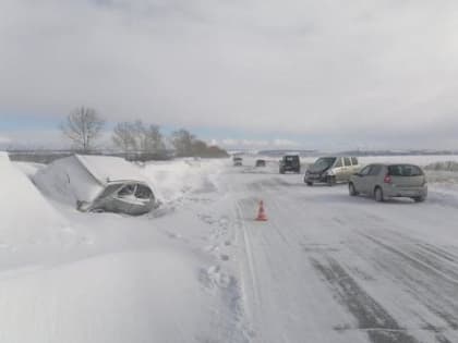 Кроссовера столкнулся с минивэном в Черемховском районе, пострадали пять человек