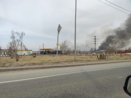 Пожар произошел около "ПромСтройДвора" в Усолье-Сибирском