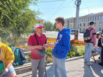 Раздачу ленточек-триколоров провели молодогвардейцы в Ангарске в честь Дня флага РФ