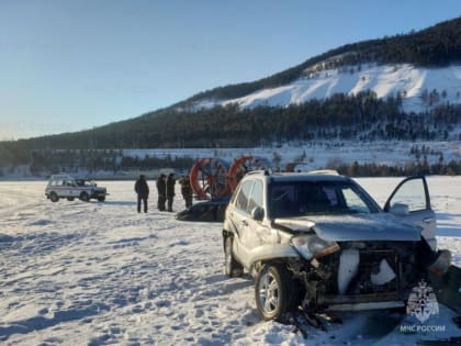 «Kia Sportage» столкнулся с хивусом на льду Байкала