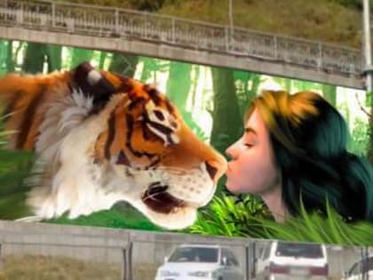 Во Владивостоке девушка у всех на глазах поцеловала тигра