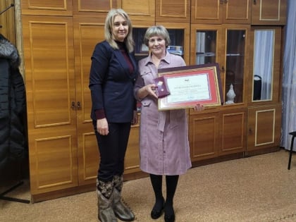 Сотрудницу администрации посёлка Юрты Илгу Тыщик наградили Почетной грамотой Заксобрания