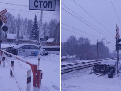 Под Новосибирском грузовой поезд протаранил такси на переезде