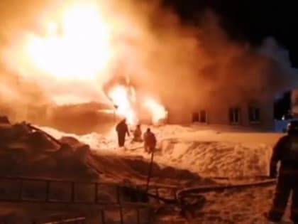 В Туруханске вечером загорелся 18-квартрный жилой дом