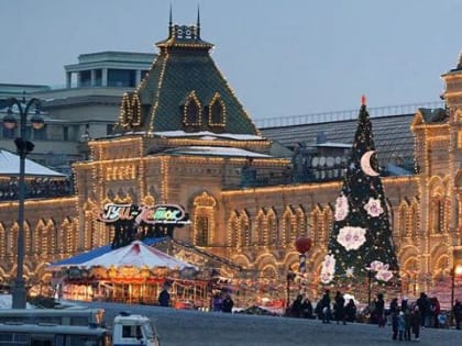 В Москве неизвестный едва не поджег новогоднюю ёлку на Красной площади